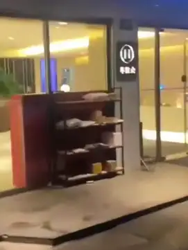 网传妻子开房出轨被丈夫现场拍摄视频引热议